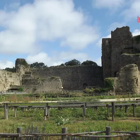 F3 House With Garden In