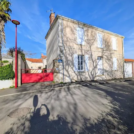 F3 House With Garden In *