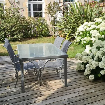F3 House With Garden In *