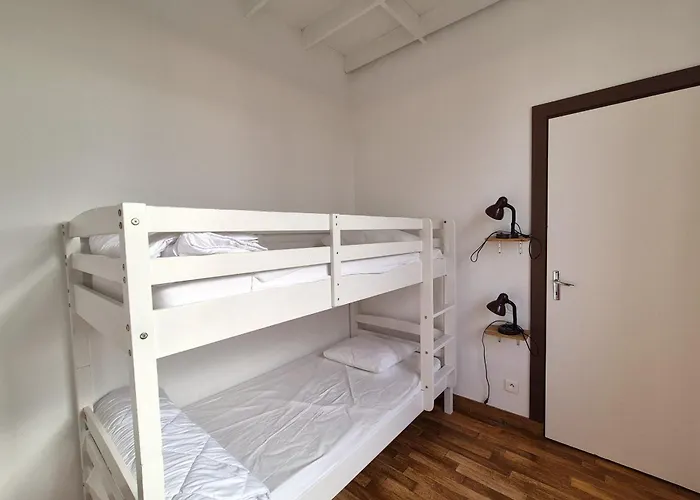 F3 House With Garden In